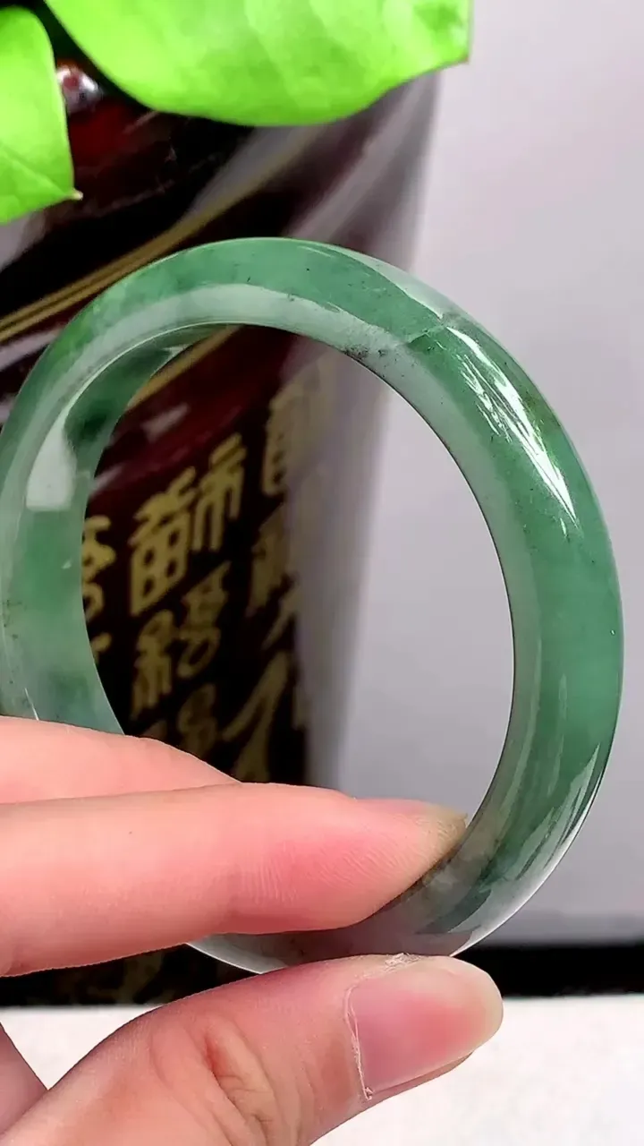 圈口56-57老坑 满绿宽边手镯 尺寸: 56.6-12-7.8mm 重量:48.28g H2023年9月18日
玉质细腻 种水好 
尺寸: -- 重量:48.28g H2023年9月18日