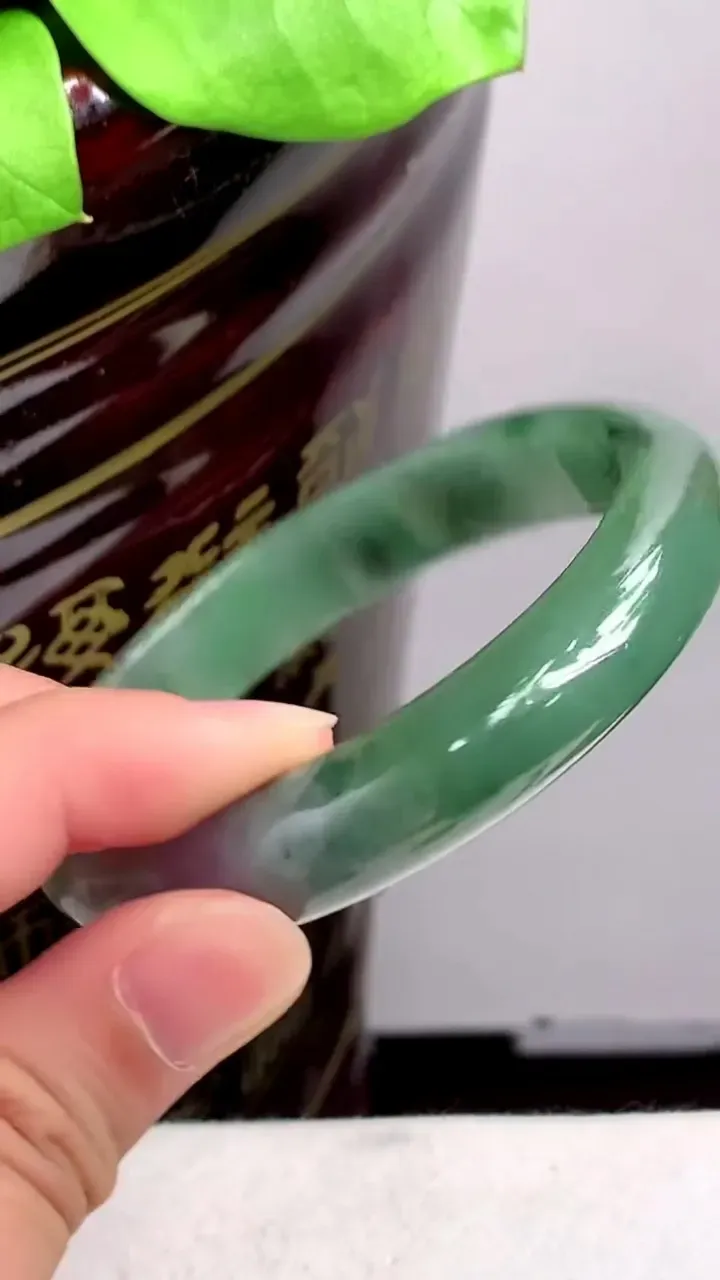 圈口56-57老坑 满绿宽边手镯 尺寸: 56.6-12-7.8mm 重量:48.28g H2023年9月18日
玉质细腻 种水好 
尺寸: -- 重量:48.28g H2023年9月18日