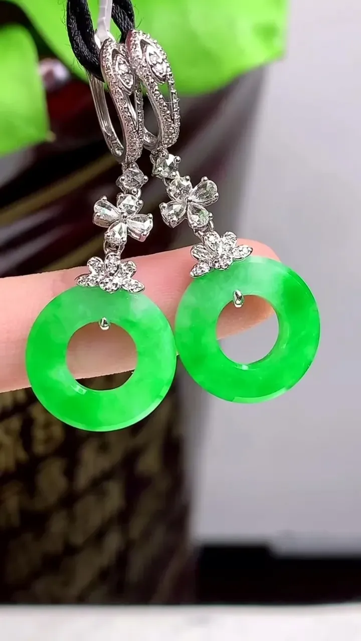 老坑全胶感18k金满绿平安环耳坠，尺寸:15-2.4mm，2023年9月19日
工厂直销收藏佳品,种好水足，色泽均匀，有种有色，上手高大气！重量:5.03g