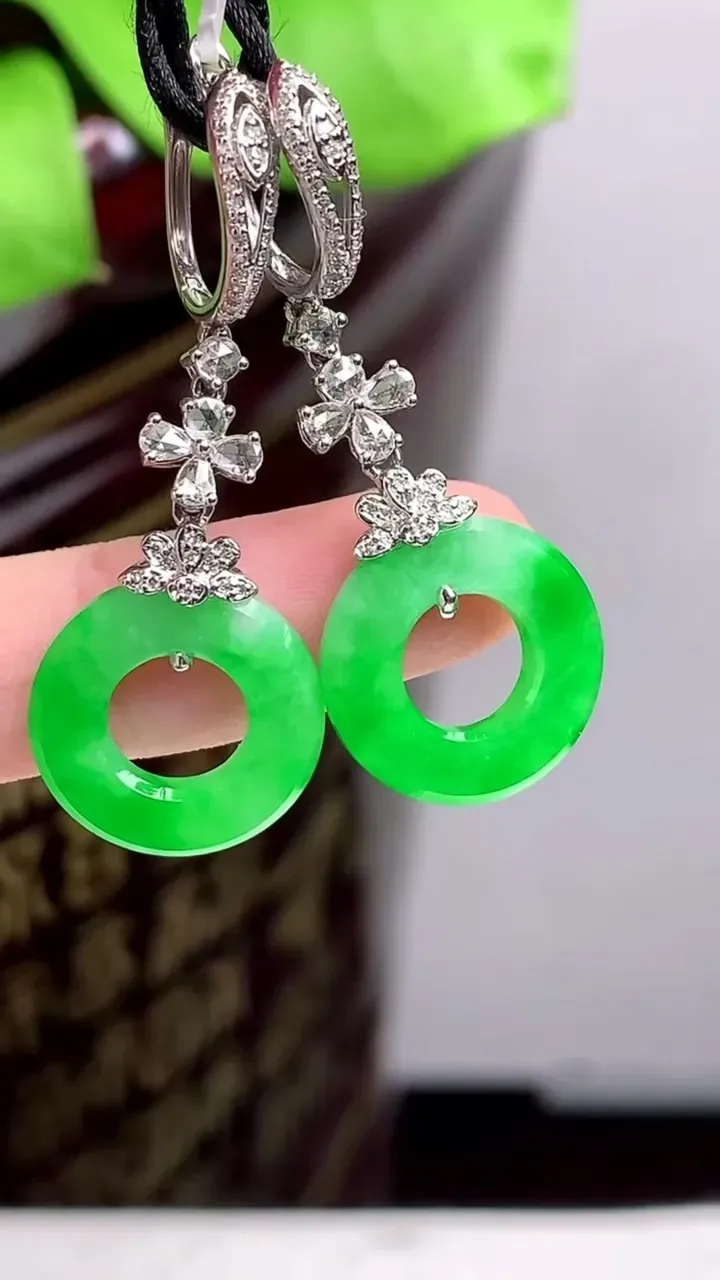 老坑全胶感18k金满绿平安环耳坠，尺寸:15-2.4mm，2023年9月19日
工厂直销收藏佳品,种好水足，色泽均匀，有种有色，上手高大气！重量:5.03g