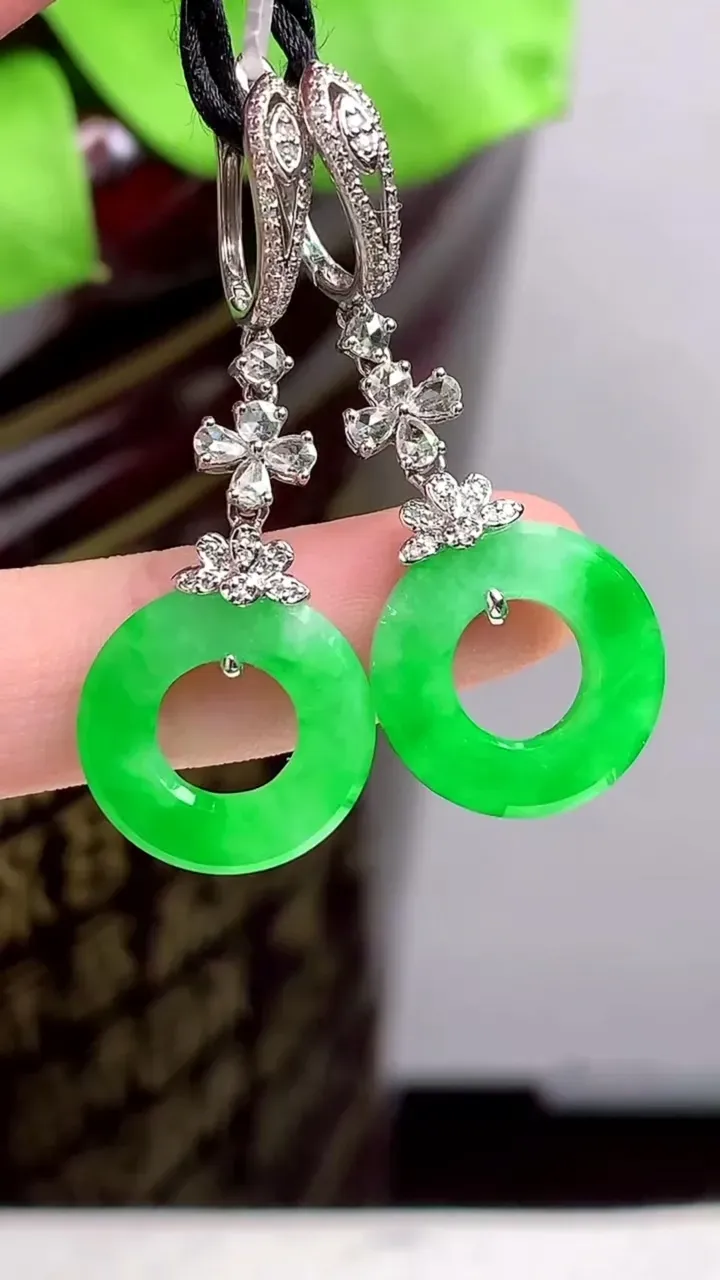 老坑全胶感18k金满绿平安环耳坠，尺寸:15-2.4mm，2023年9月19日
工厂直销收藏佳品,种好水足，色泽均匀，有种有色，上手高大气！重量:5.03g