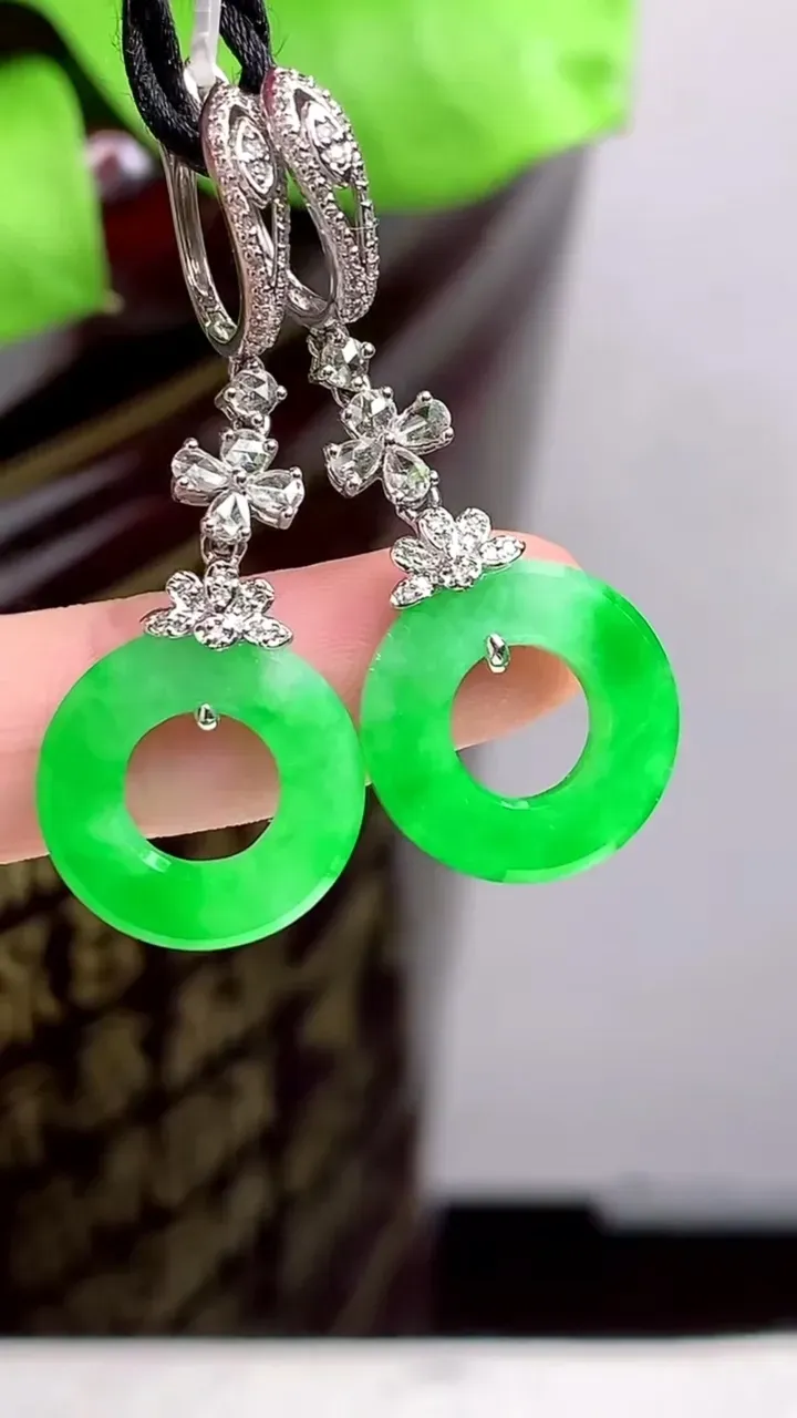 老坑全胶感18k金满绿平安环耳坠，尺寸:15-2.4mm，2023年9月19日
工厂直销收藏佳品,种好水足，色泽均匀，有种有色，上手高大气！重量:5.03g