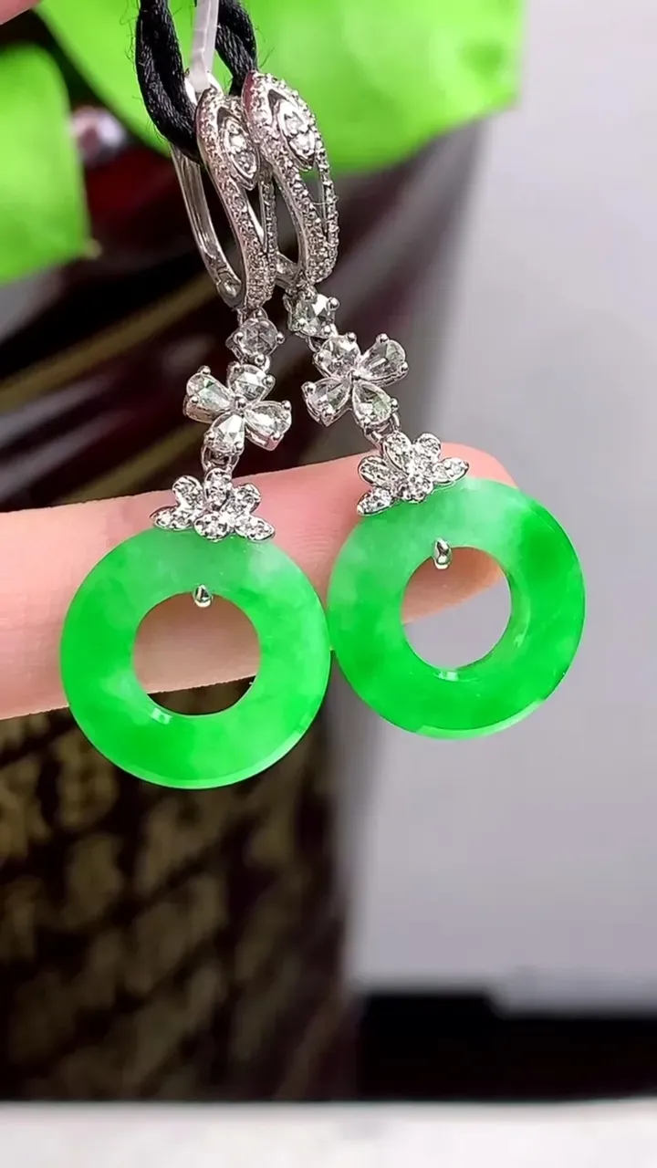 老坑全胶感18k金满绿平安环耳坠，尺寸:15-2.4mm，2023年9月19日
工厂直销收藏佳品,种好水足，色泽均匀，有种有色，上手高大气！重量:5.03g