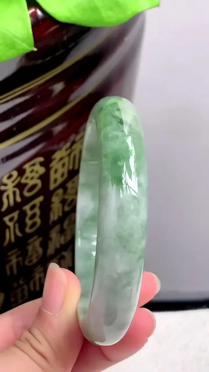圈口56-57老坑 满绿宽边手镯 尺寸: 56.5-12.3-7.6mm 重量:48.32g H2023年9月20日
玉质细腻 种水好 
尺寸: -- 重量:48.32g H2023年9月20日