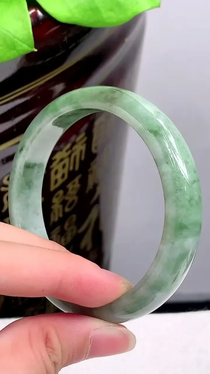圈口56-57老坑 满绿宽边手镯 尺寸: 56.5-12.3-7.6mm 重量:48.32g H2023年9月20日
玉质细腻 种水好 
尺寸: -- 重量:48.32g H2023年9月20日