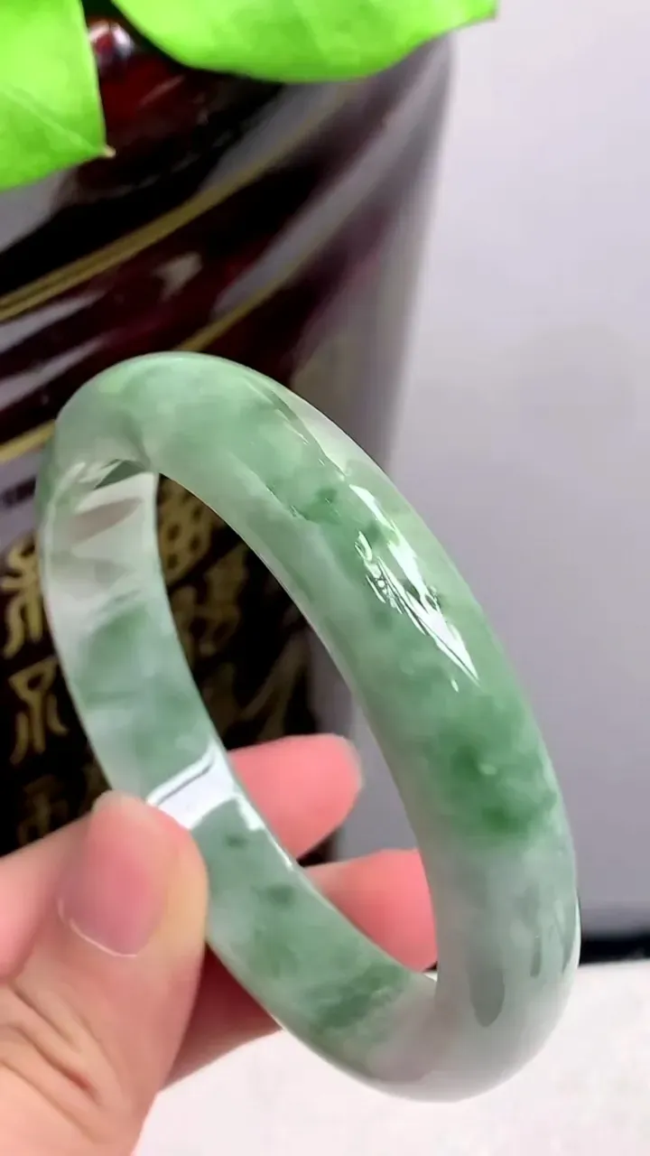 圈口56-57老坑 满绿宽边手镯 尺寸: 56.5-12.3-7.6mm 重量:48.32g H2023年9月20日
玉质细腻 种水好 
尺寸: -- 重量:48.32g H2023年9月20日