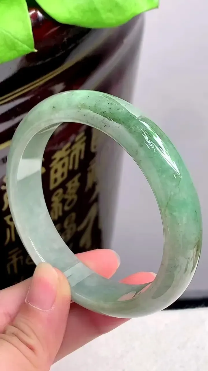 圈口58-59老坑 满绿宽边手镯 尺寸: 58.6-13.6-8mm 重量:62.44g H2023