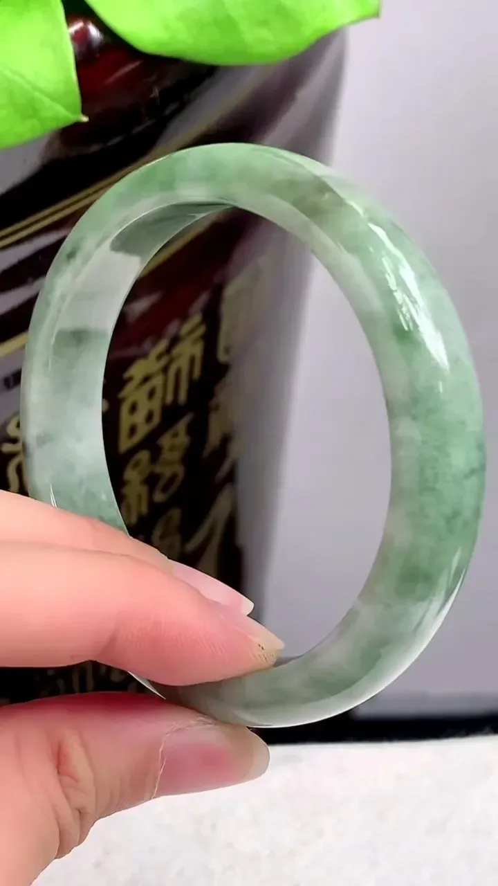 圈口56-57老坑 满绿宽边手镯 尺寸: 56.5-12.3-7.6mm 重量:48.32g H2023年9月20日
玉质细腻 种水好 
尺寸: -- 重量:48.32g H2023年9月20日