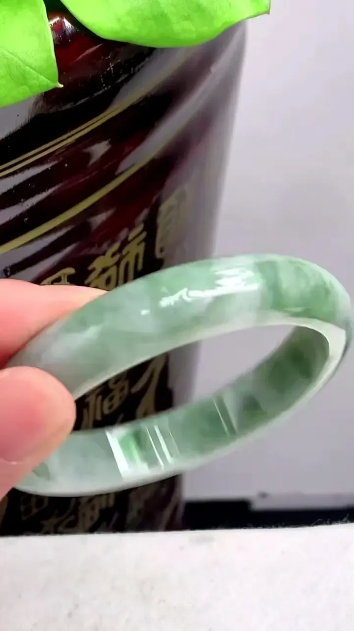 圈口56-57老坑 满绿宽边手镯 尺寸: 56.5-12.3-7.6mm 重量:48.32g H2023年9月20日
玉质细腻 种水好 
尺寸: -- 重量:48.32g H2023年9月20日