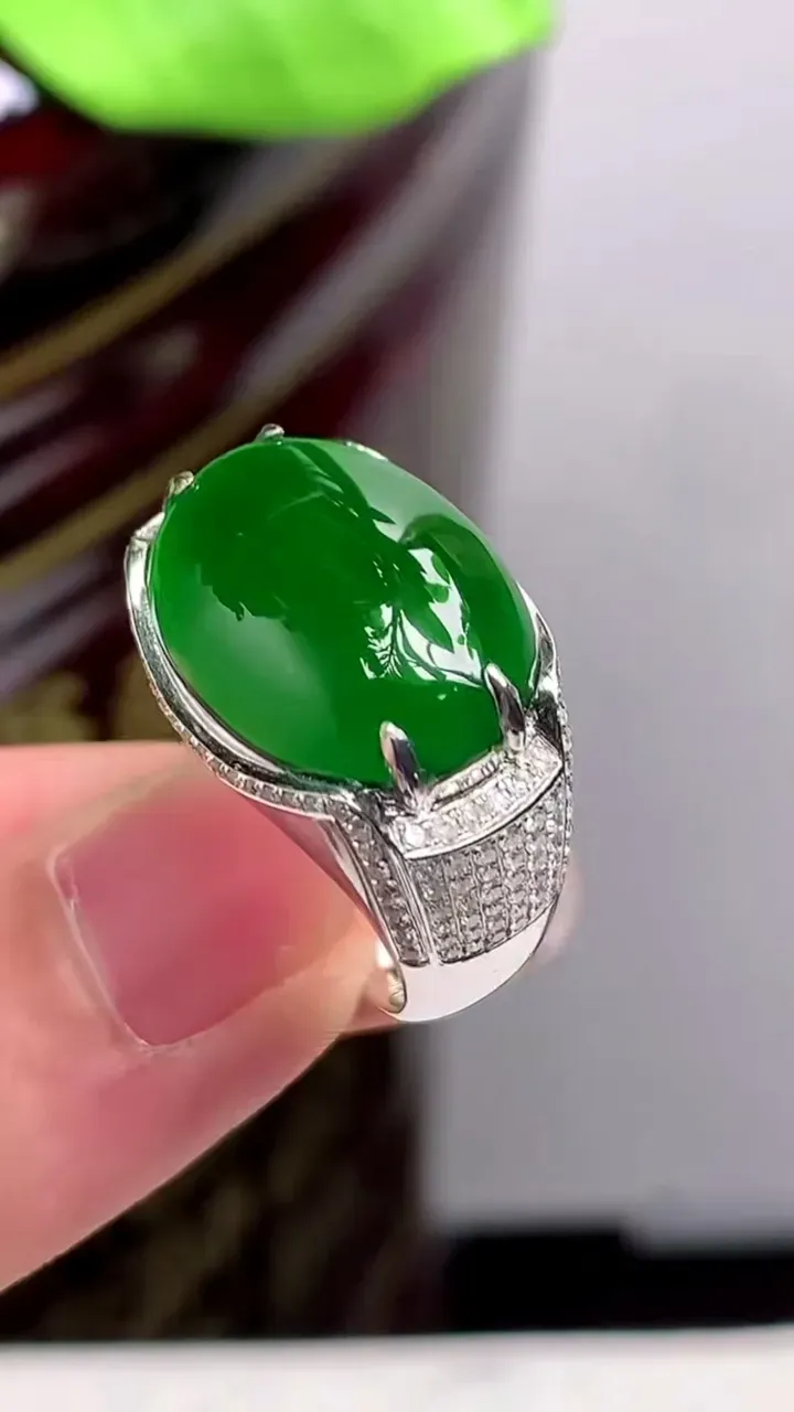 老坑全胶感18k金冰种满绿蛋面戒指，尺寸:18.6-19-13.7mm，2023年9月22日
工厂直销收藏佳品,种好水足，色泽均匀，有种有色，上手高大气！重量:9.26g