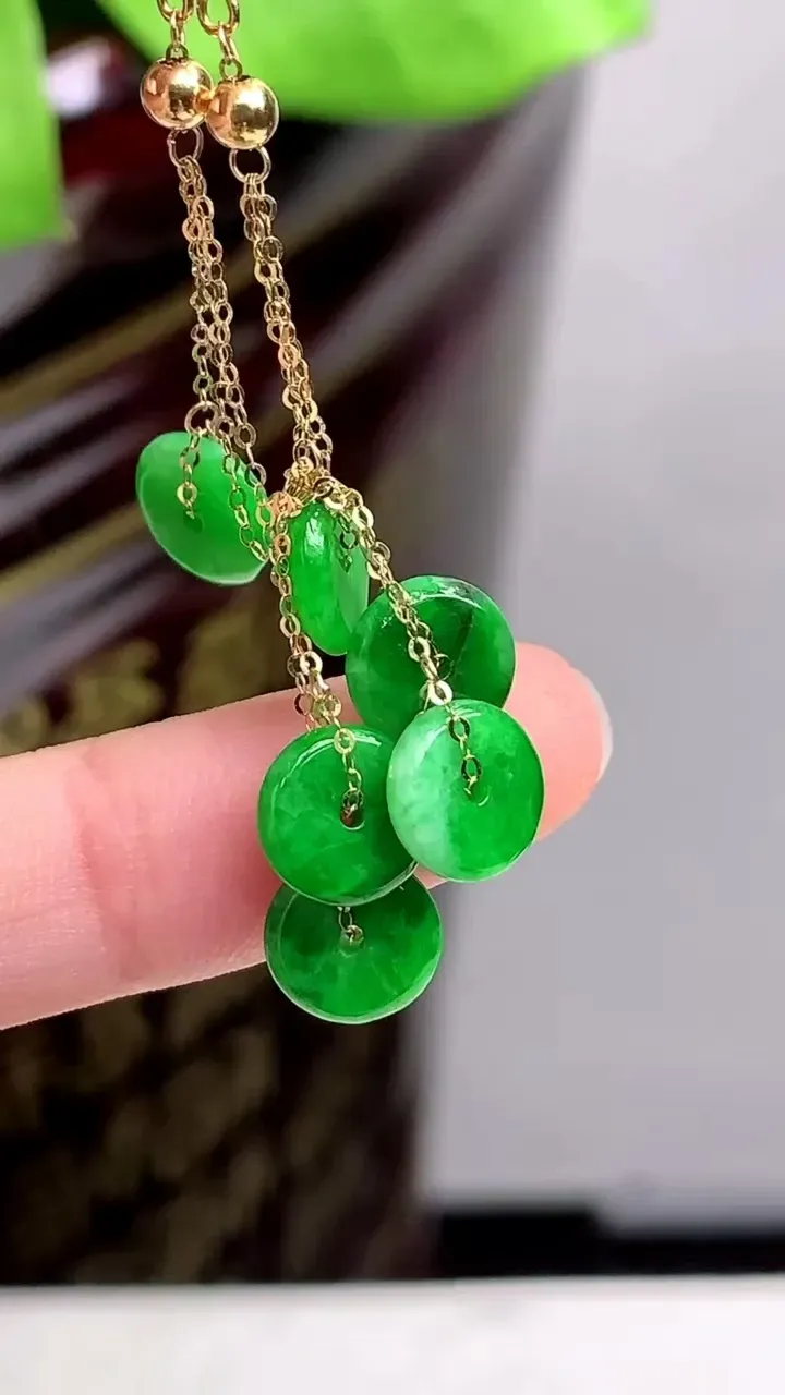 【限时特惠】老坑全胶感18k金满绿平安扣耳坠，尺寸:7.5-1.8mm，2023年9月22日
工厂直销收藏佳品,种好水足，色泽均匀，有种有色，上手高大气！重量:2.05g