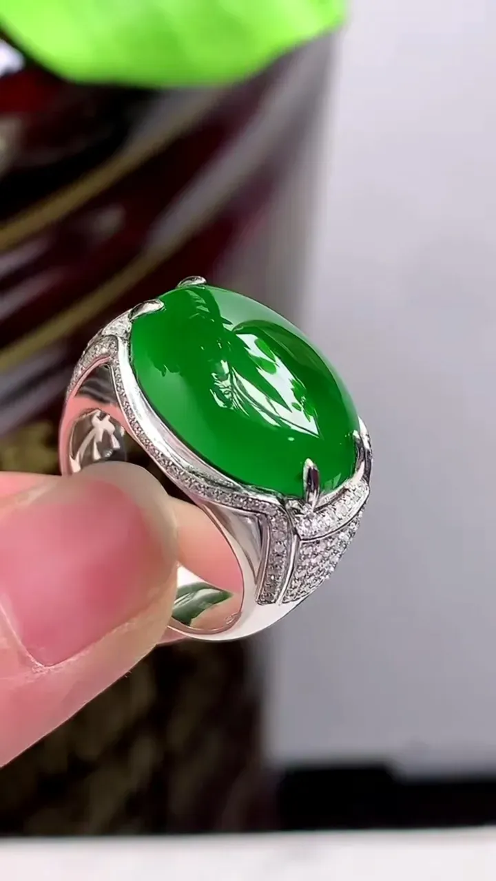 老坑全胶感18k金冰种满绿蛋面戒指，尺寸:18.6-19-13.7mm，2023年9月22日
工厂直销收藏佳品,种好水足，色泽均匀，有种有色，上手高大气！重量:9.26g