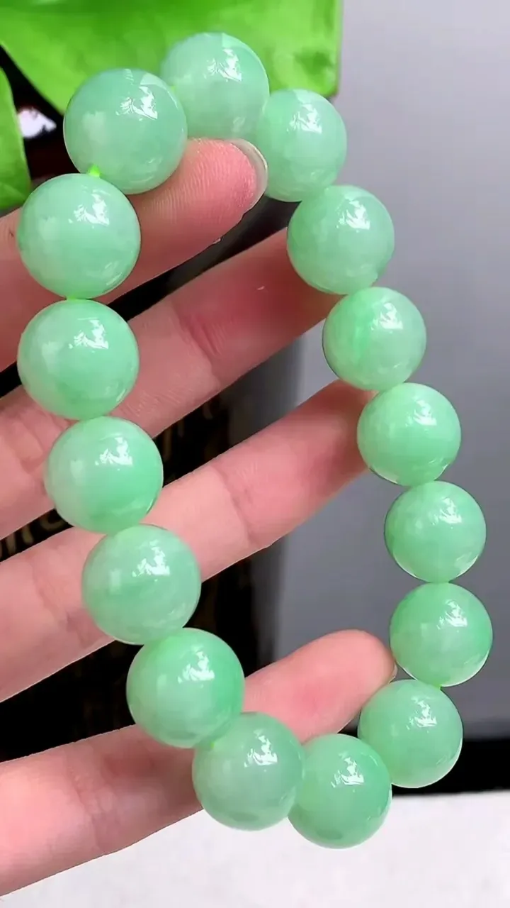 老坑全胶感满绿圆珠手串 16颗，尺寸:12.6mm，2023年9月22日
工厂直销收藏佳品,种好水足，色泽均匀，有种有色，上手高大气！重量:57.15g