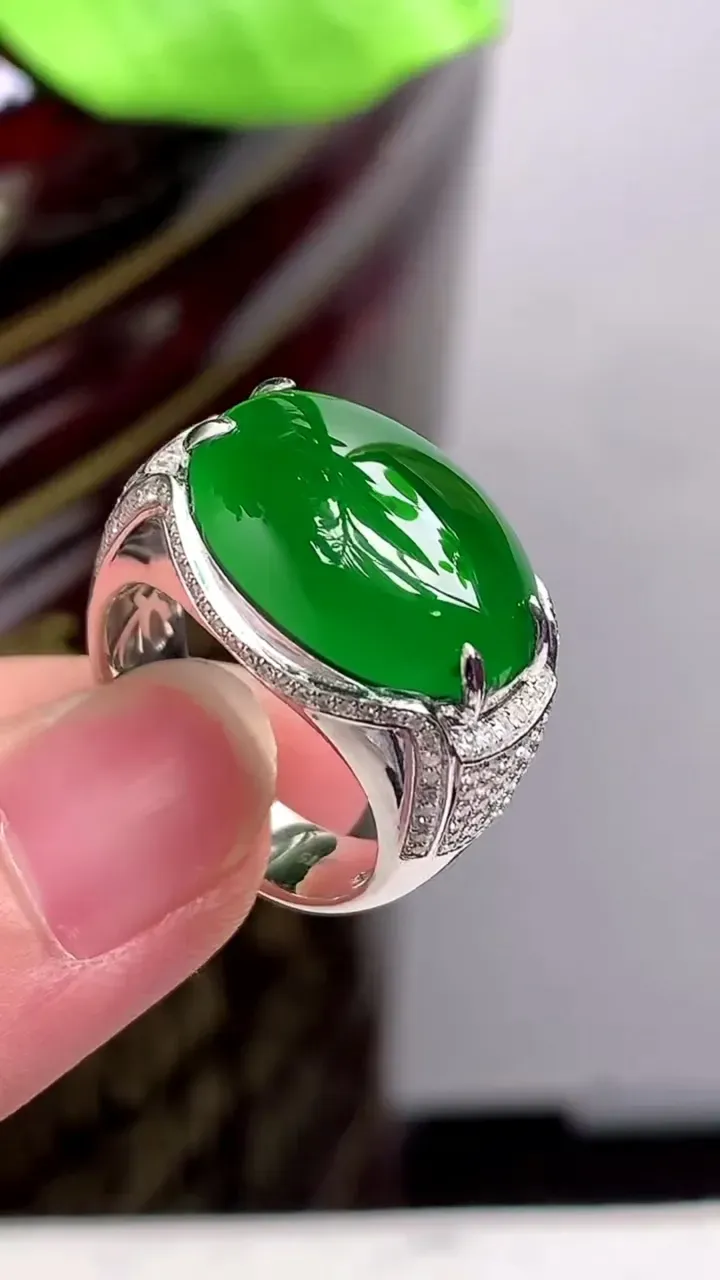 老坑全胶感18k金冰种满绿蛋面戒指，尺寸:18.6-19-13.7mm，2023年9月22日
工厂直销收藏佳品,种好水足，色泽均匀，有种有色，上手高大气！重量:9.26g