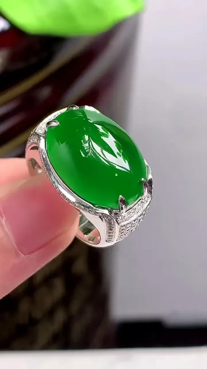 老坑全胶感18k金冰种满绿蛋面戒指，尺寸:18.6-19-13.7mm，2023年9月22日
工厂直销收藏佳品,种好水足，色泽均匀，有种有色，上手高大气！重量:9.26g