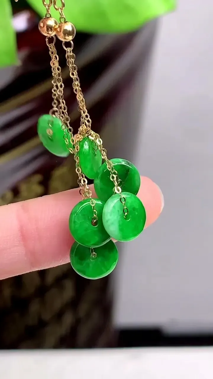 【限时特惠】老坑全胶感18k金满绿平安扣耳坠，尺寸:7.5-1.8mm，2023年9月22日
工厂直销收藏佳品,种好水足，色泽均匀，有种有色，上手高大气！重量:2.05g