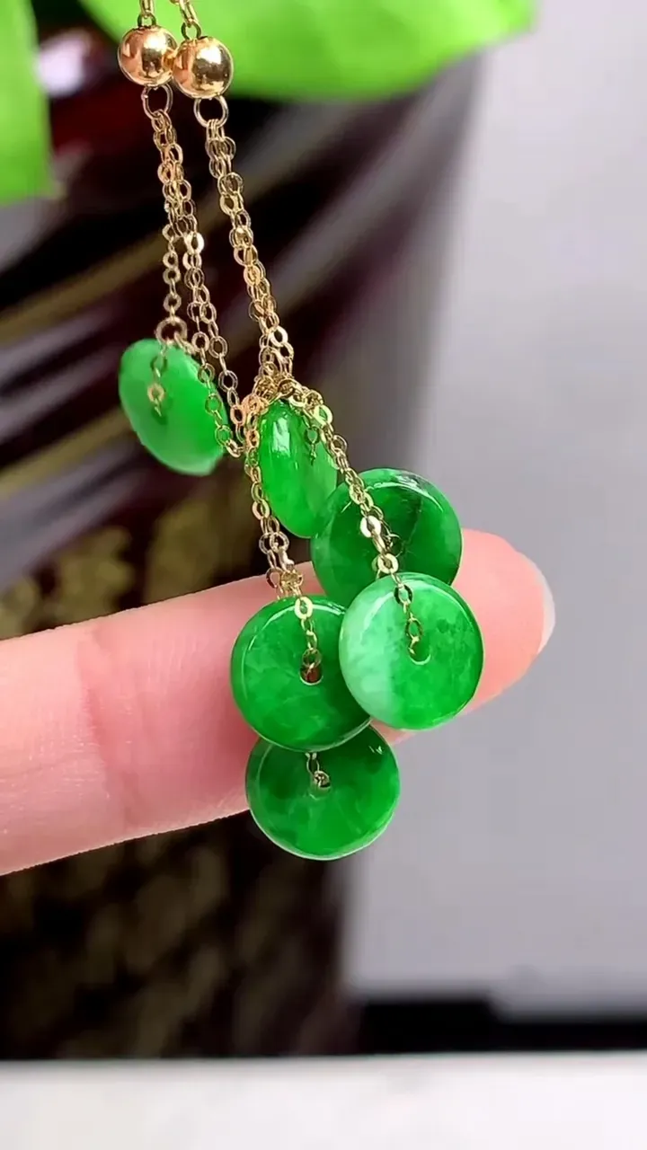 【限时特惠】老坑全胶感18k金满绿平安扣耳坠，尺寸:7.5-1.8mm，2023年9月22日
工厂直销收藏佳品,种好水足，色泽均匀，有种有色，上手高大气！重量:2.05g