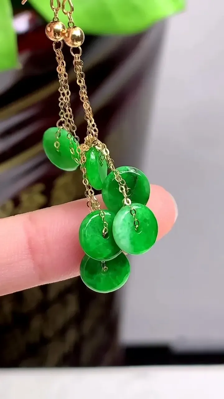 【限时特惠】老坑全胶感18k金满绿平安扣耳坠，尺寸:7.5-1.8mm，2023年9月22日
工厂直销收藏佳品,种好水足，色泽均匀，有种有色，上手高大气！重量:2.05g
