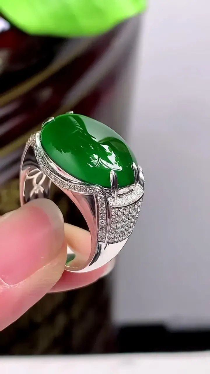 老坑全胶感18k金冰种满绿蛋面戒指，尺寸:18.6-19-13.7mm，2023年9月22日
工厂直销收藏佳品,种好水足，色泽均匀，有种有色，上手高大气！重量:9.26g