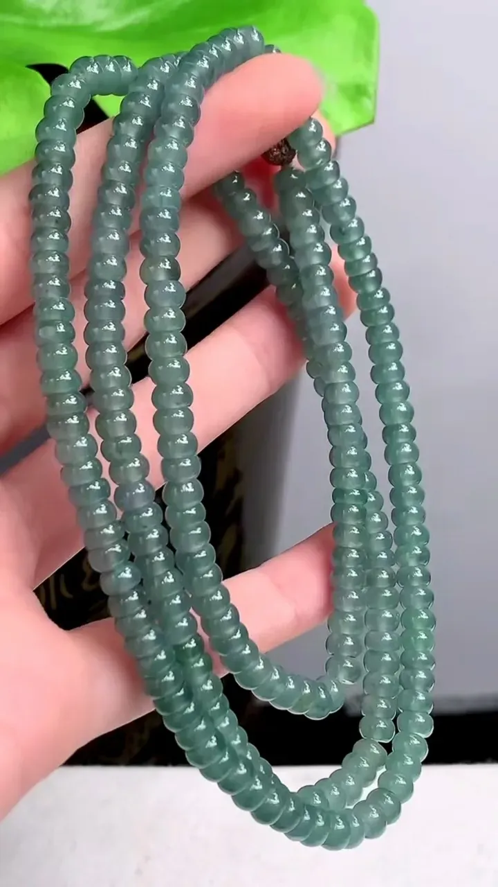 老坑全胶感蓝水算盘珠项链 228颗，尺寸:5.2mm，2023年9月22日
工厂直销收藏佳品,种好水足，色泽均匀，有种有色，上手高大气！重量:42.75g H