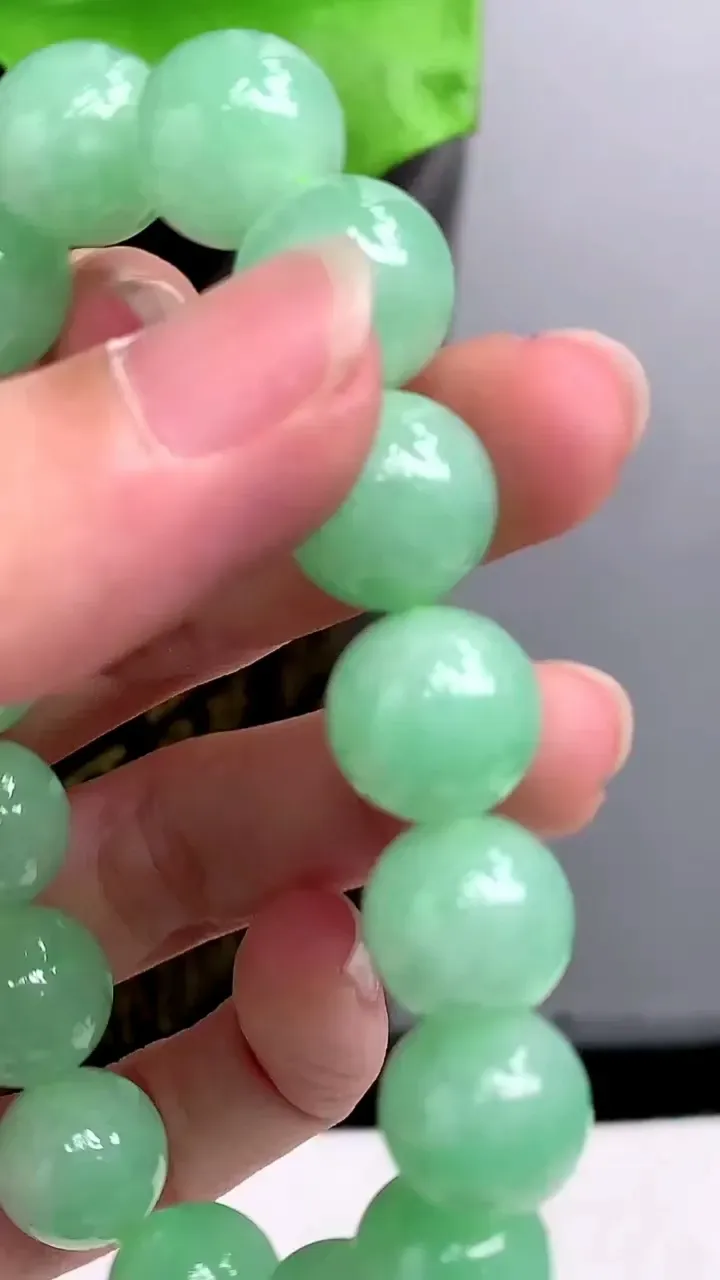老坑全胶感满绿圆珠手串 16颗，尺寸:12.6mm，2023年9月22日
工厂直销收藏佳品,种好水足，色泽均匀，有种有色，上手高大气！重量:57.15g