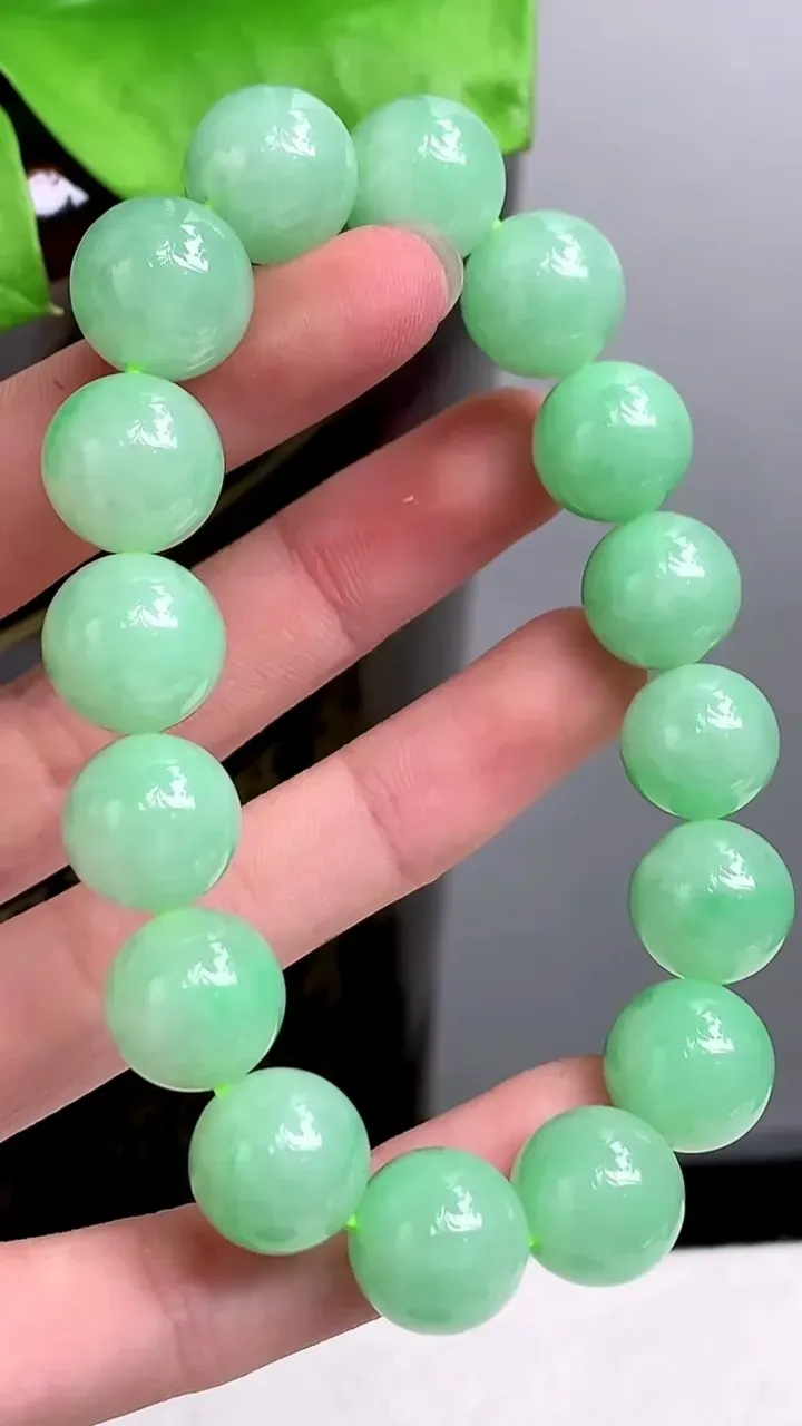 老坑全胶感满绿圆珠手串 16颗，尺寸:12.6mm，2023年9月22日
工厂直销收藏佳品,种好水足，色泽均匀，有种有色，上手高大气！重量:57.15g