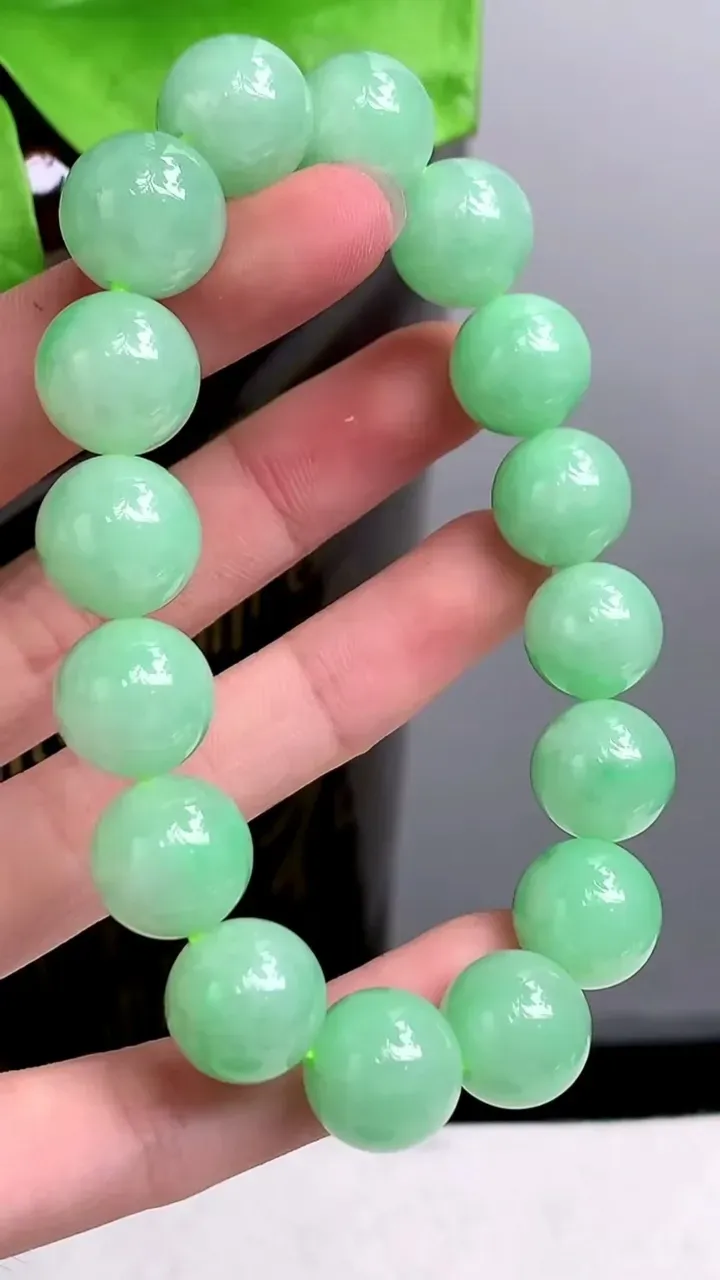 老坑全胶感满绿圆珠手串 16颗，尺寸:12.6mm，2023年9月22日
工厂直销收藏佳品,种好水足，色泽均匀，有种有色，上手高大气！重量:57.15g
