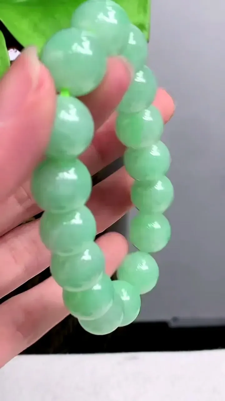 老坑全胶感满绿圆珠手串 16颗，尺寸:12.6mm，2023年9月22日
工厂直销收藏佳品,种好水足，色泽均匀，有种有色，上手高大气！重量:57.15g