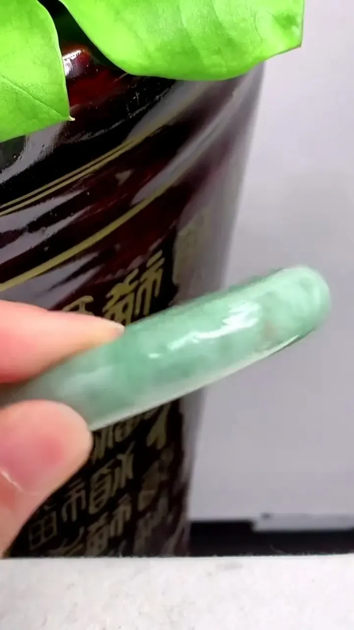圈口55-56老坑 满绿宽边手镯 尺寸: 56-12.5-7mm 重量:46.74g H2023年9月23日
玉质细腻 种水好 
尺寸: -- 重量:46.74g H2023年9月23日