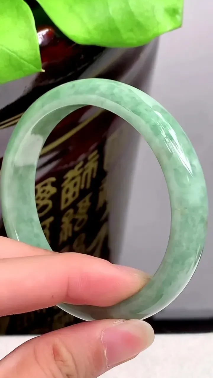 圈口55-56老坑 满绿宽边手镯 尺寸: 56-12.5-7mm 重量:46.74g H2023年9月23日
玉质细腻 种水好 
尺寸: -- 重量:46.74g H2023年9月23日