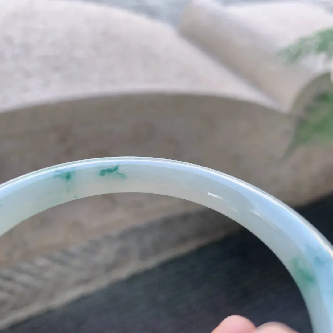 细糯飘蓝花圆条，水润细腻，种老清爽，蓝花灵动，内圈有棉线无碍
尺寸55.8-7.6