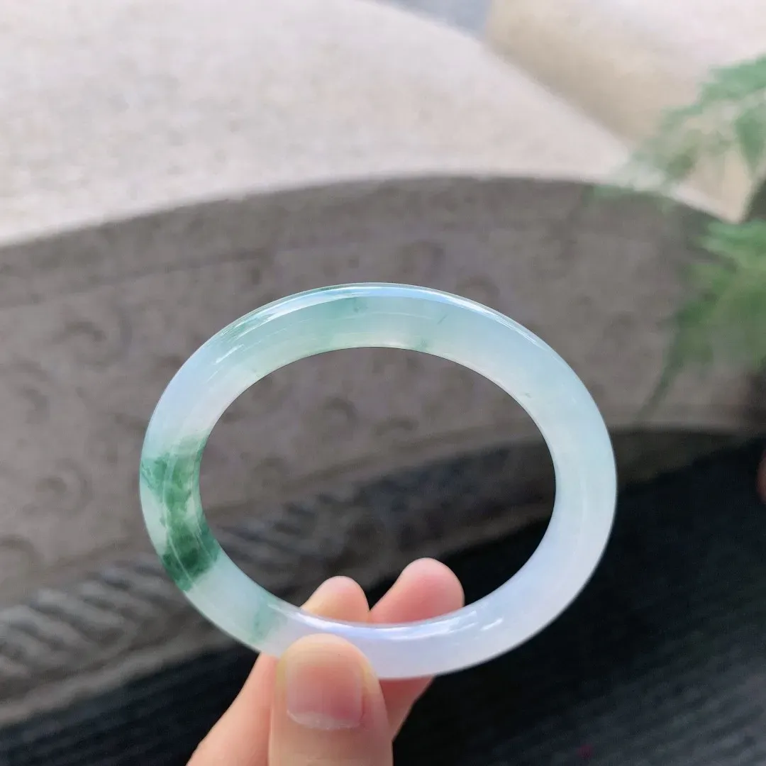木纳冰飘蓝圆条，晶莹水润，满圈胶感十足，冰纯细腻，小精品！
尺寸52/8.5/8