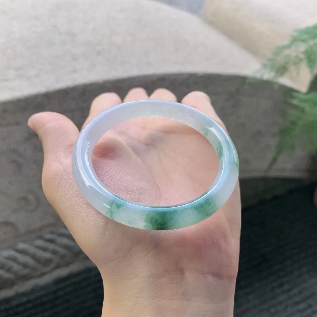 木纳冰飘蓝圆条，晶莹水润，满圈胶感十足，冰纯细腻，小精品！
尺寸52/8.5/8