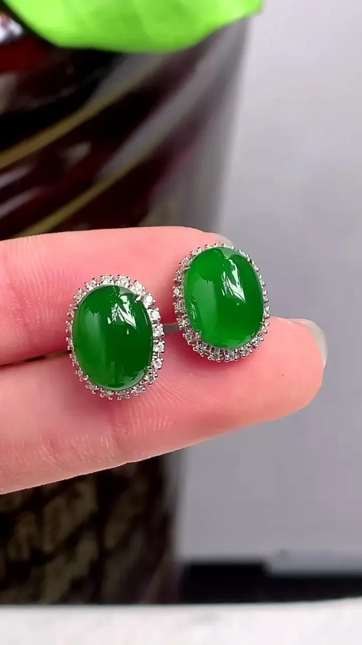 【限时特惠】老坑全胶感18k金满绿蛋面耳钉，尺寸:11-8.2-8.2mm，2023年9月23日
工厂直销收藏佳品,种好水足，色泽均匀，有种有色，上手高大气！重量:3.77g
