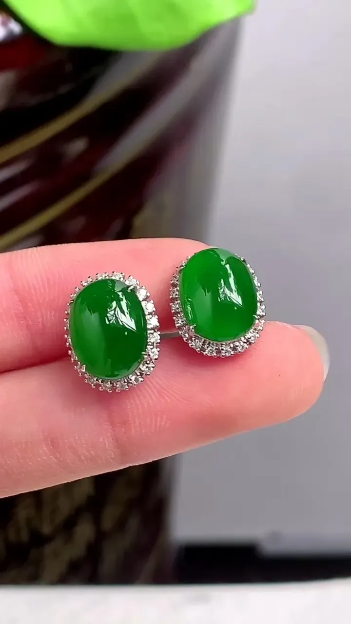 【限时特惠】老坑全胶感18k金满绿蛋面耳钉，尺寸:11-8.2-8.2mm，2023年9月23日
工厂直销收藏佳品,种好水足，色泽均匀，有种有色，上手高大气！重量:3.77g