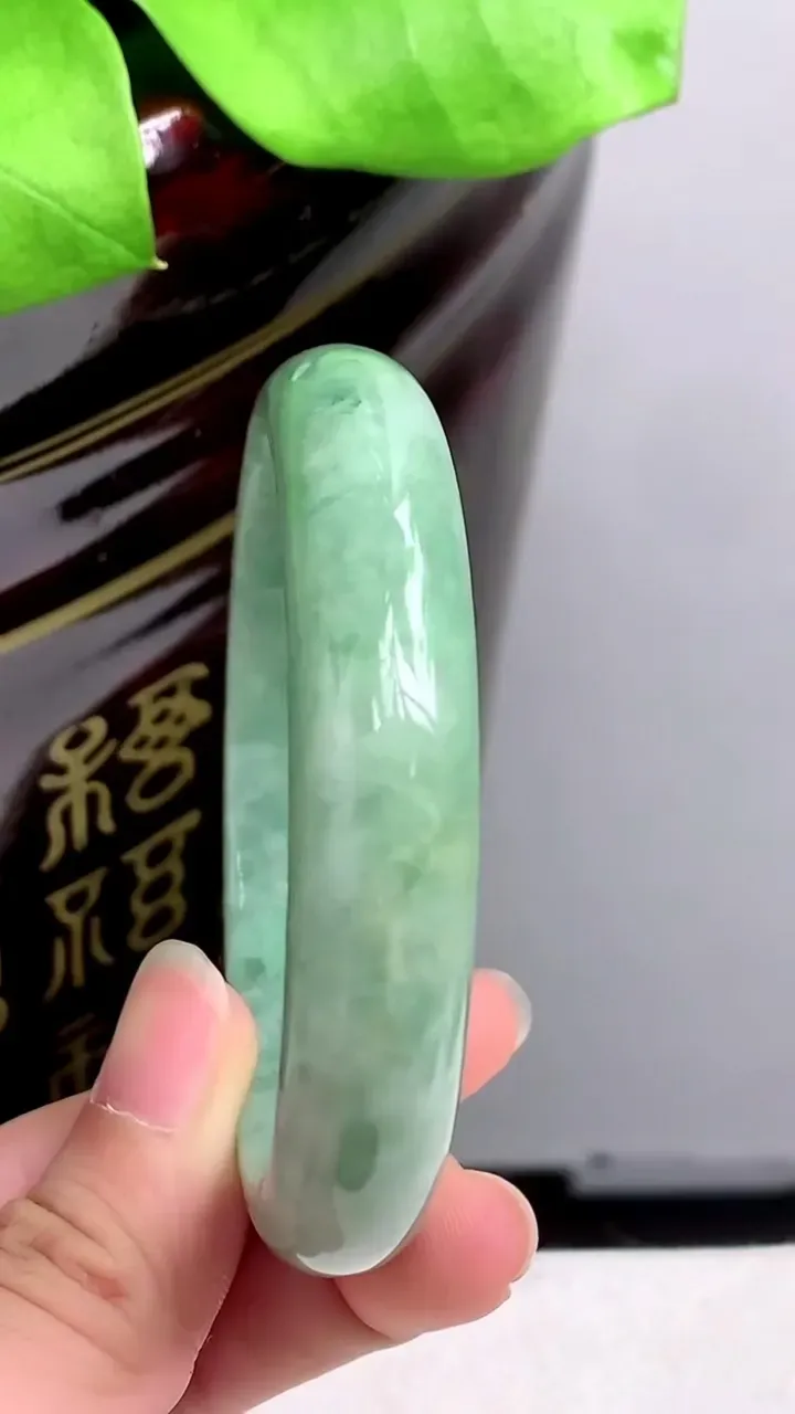 圈口55-56老坑 满绿宽边手镯 尺寸: 56-12.5-7mm 重量:46.74g H2023年9月23日
玉质细腻 种水好 
尺寸: -- 重量:46.74g H2023年9月23日