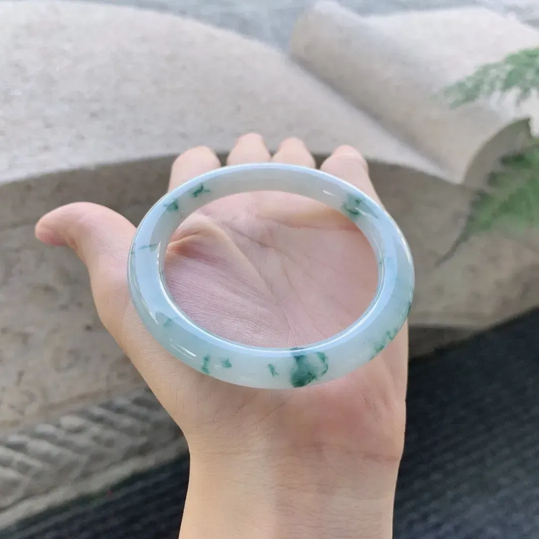 细糯飘蓝花圆条，水润细腻，种老清爽，蓝花灵动，内圈有棉线无碍
尺寸55.8-7.6