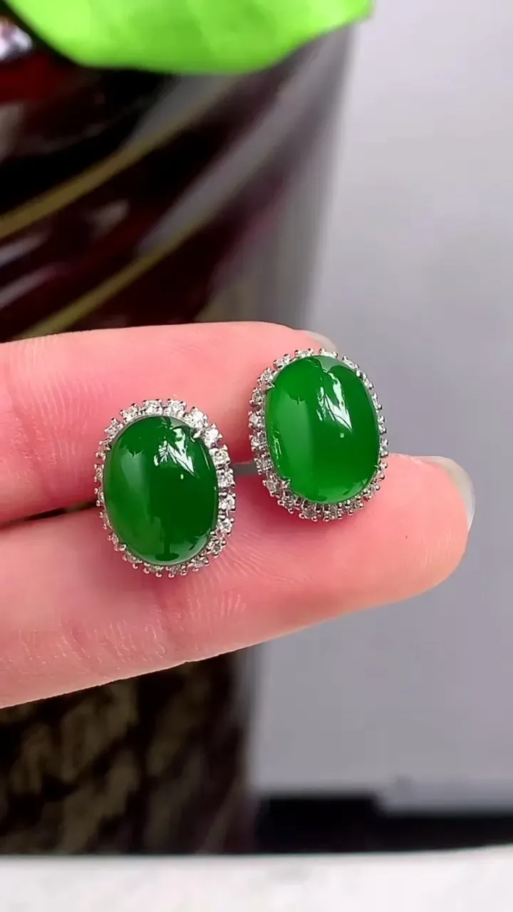 【限时特惠】老坑全胶感18k金满绿蛋面耳钉，尺寸:11-8.2-8.2mm，2023年9月23日
工厂直销收藏佳品,种好水足，色泽均匀，有种有色，上手高大气！重量:3.77g