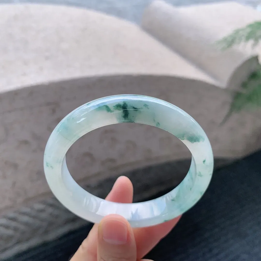 糯冰飘蓝花正圈镯，水润细腻，种老起胶，色泽清爽，蓝花灵动，性价比高
尺寸57.5-12.2-8