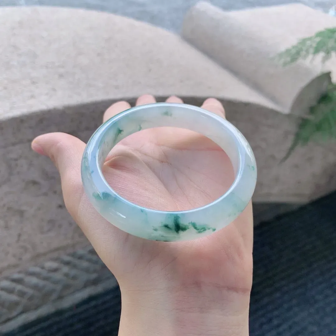 糯冰飘蓝花正圈镯，水润细腻，种老起胶，色泽清爽，蓝花灵动，性价比高
尺寸57.5-12.2-8