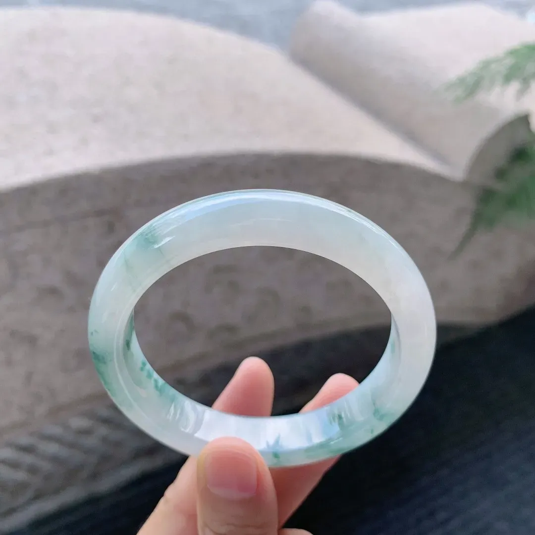 糯冰飘蓝花正圈镯，水润细腻，种老起胶，色泽清爽，蓝花灵动，性价比高
尺寸57.5-12.2-8
