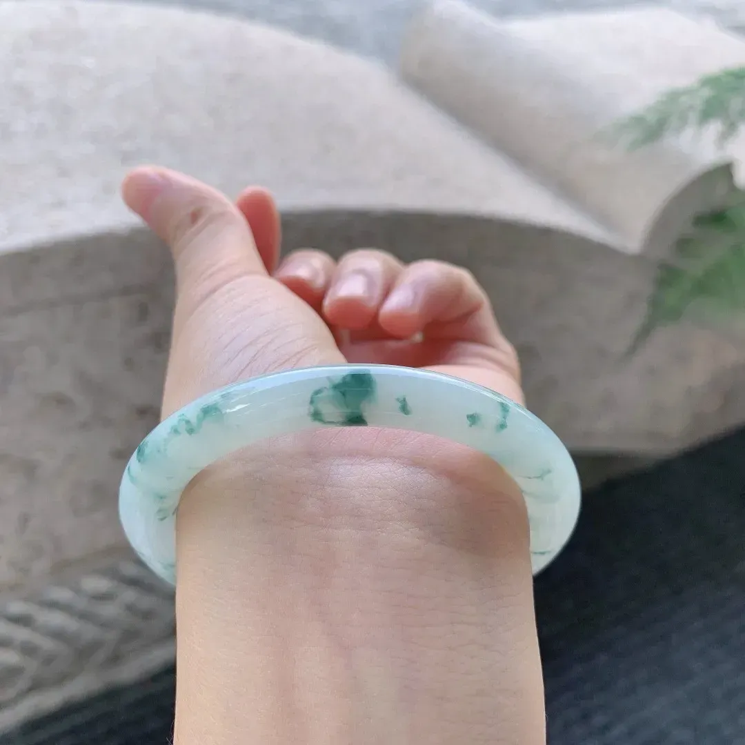 细糯飘蓝花圆条，水润细腻，种老清爽，蓝花灵动，内圈有棉线无碍
尺寸55.8-7.6