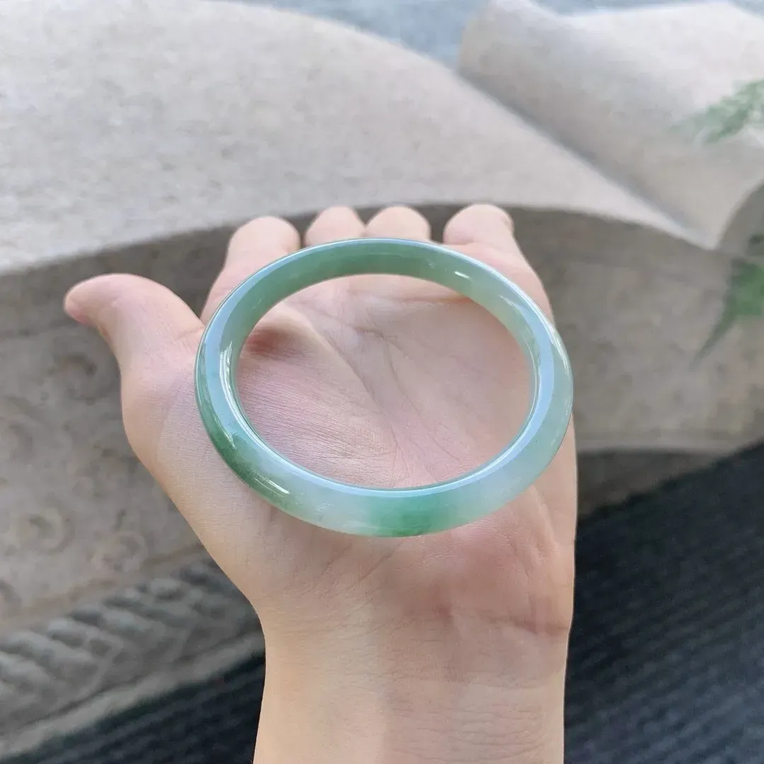 细糯飘绿圆条，水润清爽，色彩鲜明，种水好，有棉线无碍
尺寸51.8-7.6