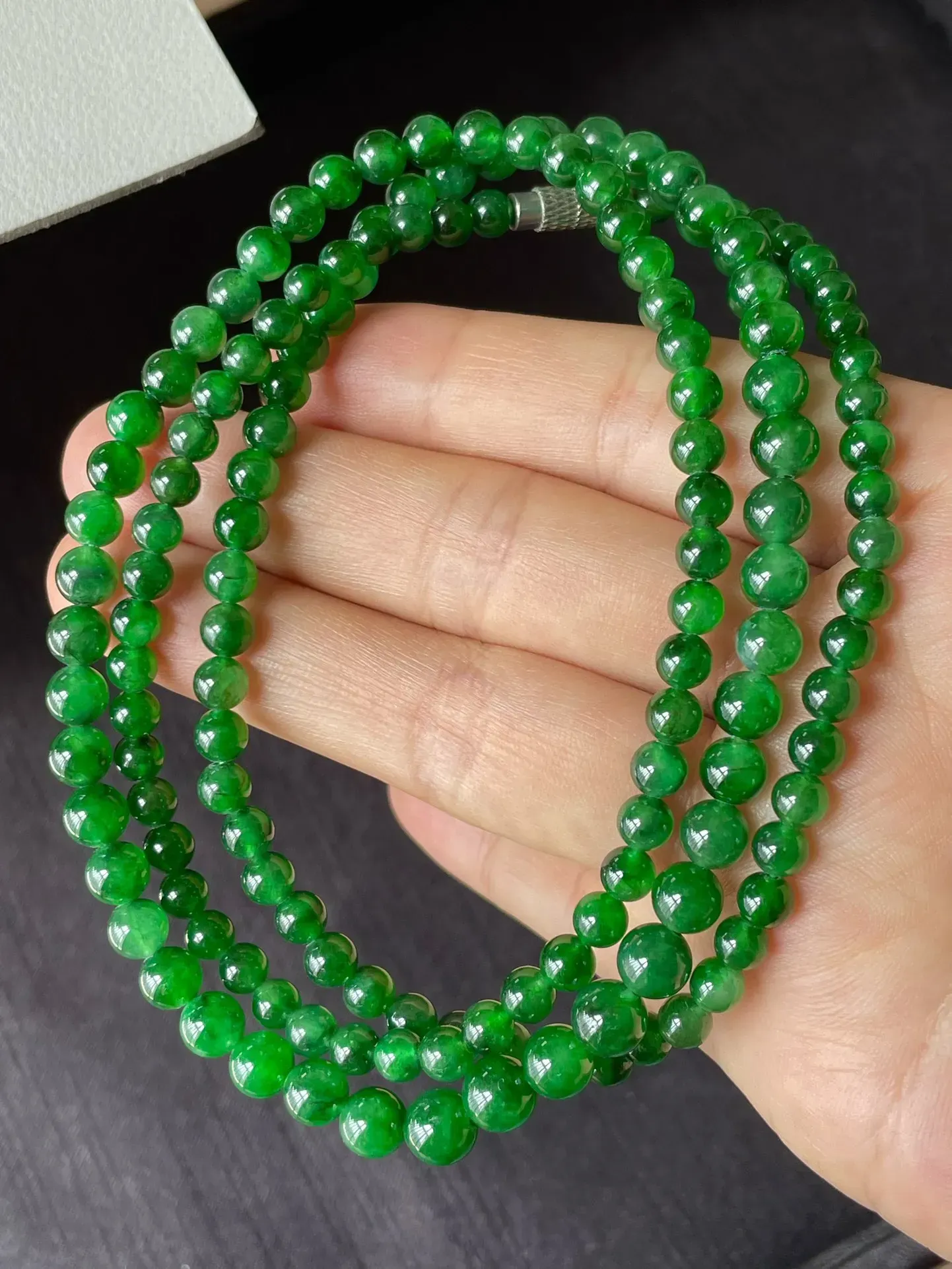 冰浓阳绿珠链，水头足，色泽艳丽，实物更好看，尺寸5.6/4.3-144颗，编号923