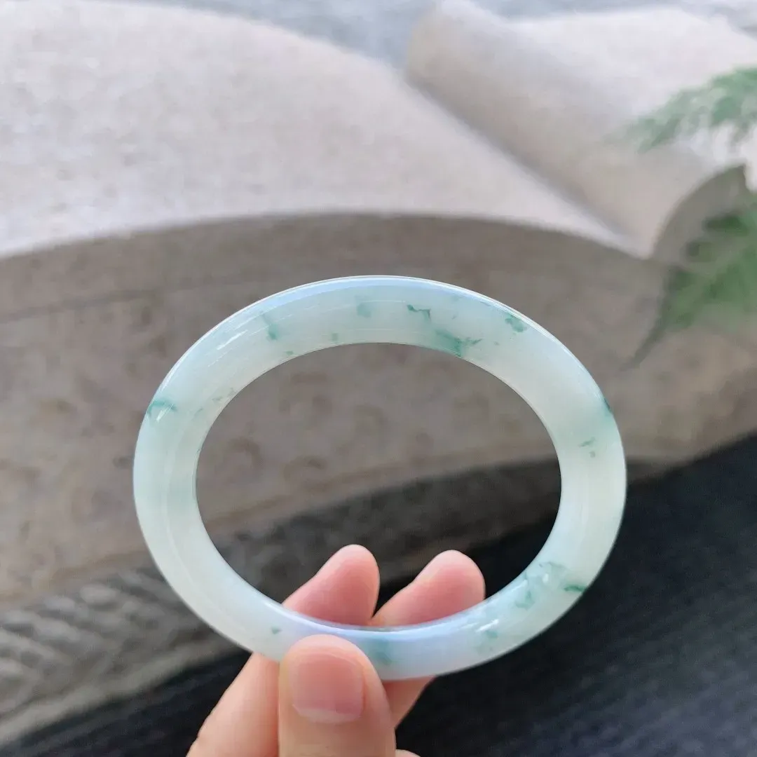 细糯飘蓝花圆条，水润细腻，种老清爽，蓝花灵动，内圈有棉线无碍
尺寸55.8-7.6