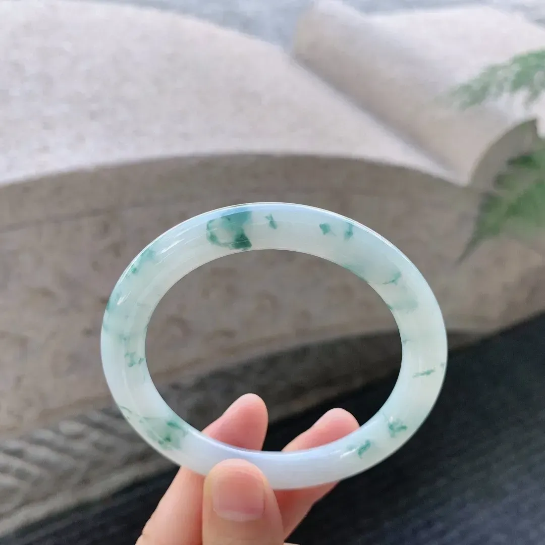 细糯飘蓝花圆条，水润细腻，种老清爽，蓝花灵动，内圈有棉线无碍
尺寸55.8-7.6