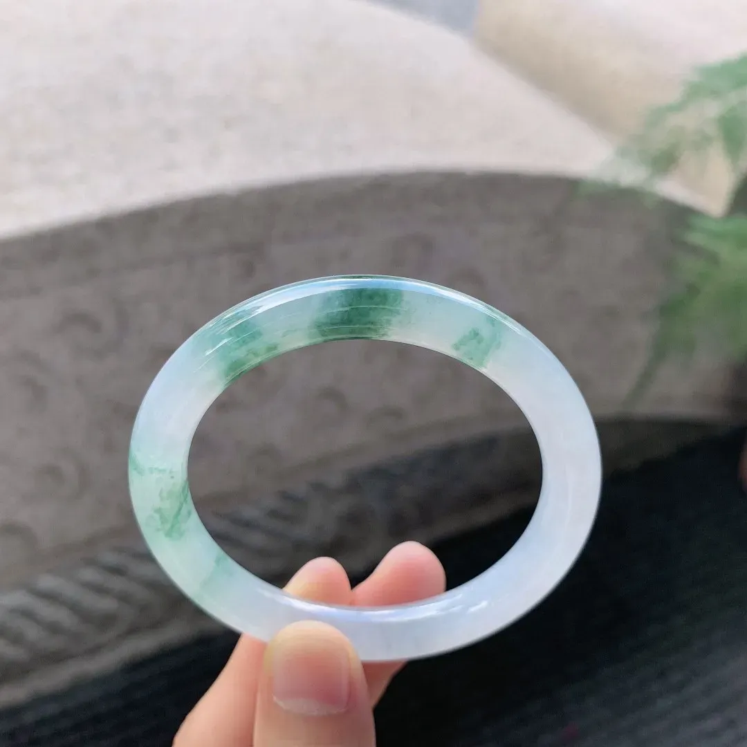 木纳冰飘蓝圆条，晶莹水润，满圈胶感十足，冰纯细腻，小精品！
尺寸52/8.5/8