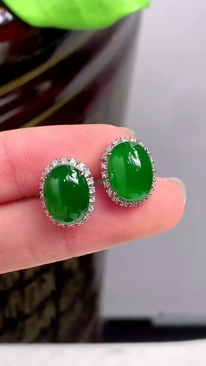 【限时特惠】老坑全胶感18k金满绿蛋面耳钉，尺寸:11-8.2-8.2mm，2023年9月23日
工厂直销收藏佳品,种好水足，色泽均匀，有种有色，上手高大气！重量:3.77g
