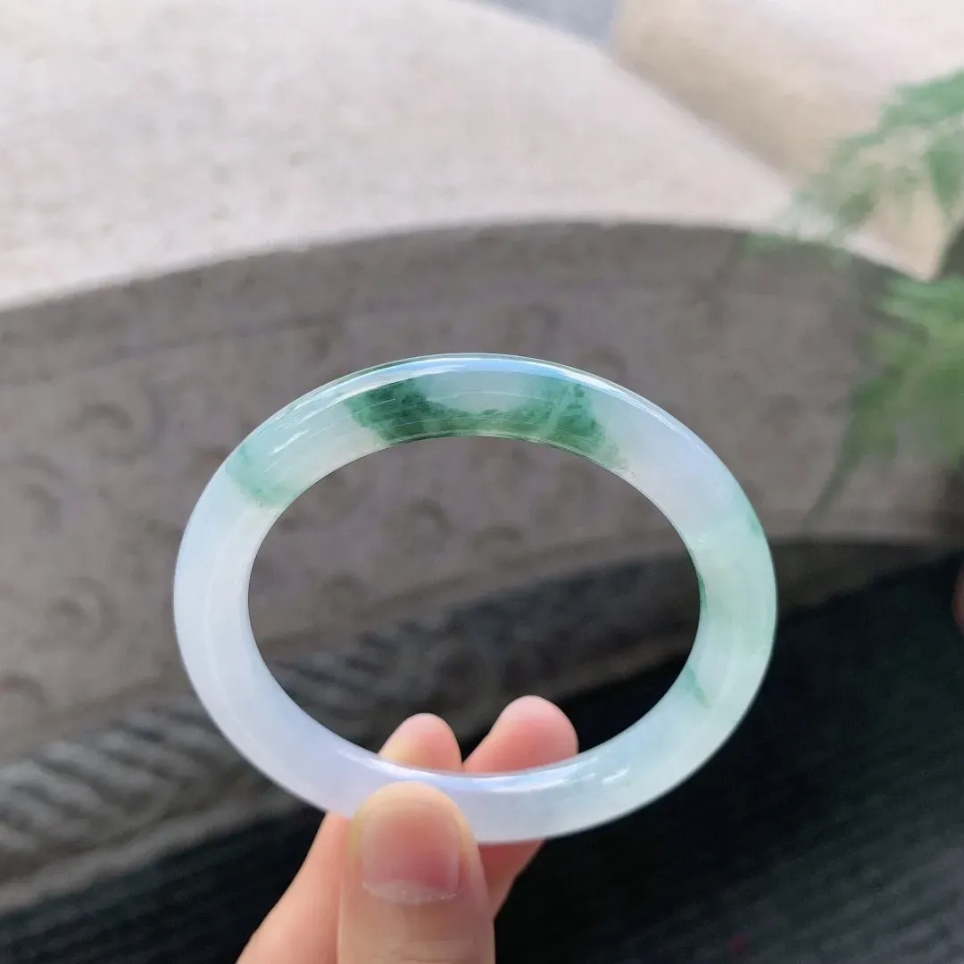木纳冰飘蓝圆条，晶莹水润，满圈胶感十足，冰纯细腻，小精品！
尺寸52/8.5/8