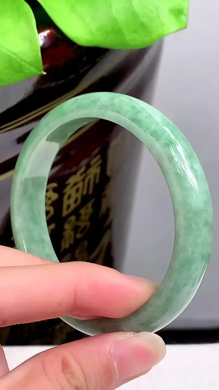 圈口55-56老坑 满绿宽边手镯 尺寸: 56-12.5-7mm 重量:46.74g H2023年9月23日
玉质细腻 种水好 
尺寸: -- 重量:46.74g H2023年9月23日